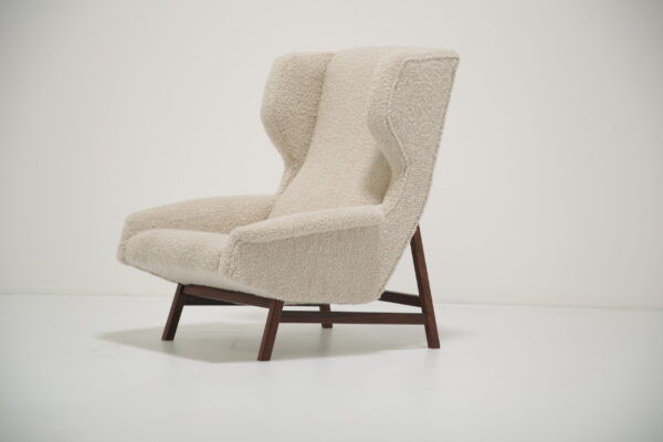 Gianfranco Frattini Model 877 Wingback Chairs: Pair of Italian Sculptural Armchairs in White Bouclé & Walnut 1